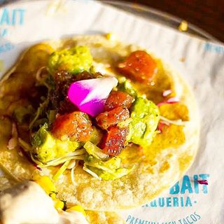  The Happiest of Mondays should end with the Happiest of Happy Hours!  Check out our review of @BuzzBaitChi in #OldTown! 